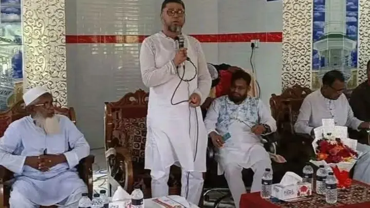 মসজিদের ভেতর সোফা বসিয়ে সভা করলেন এমপি
