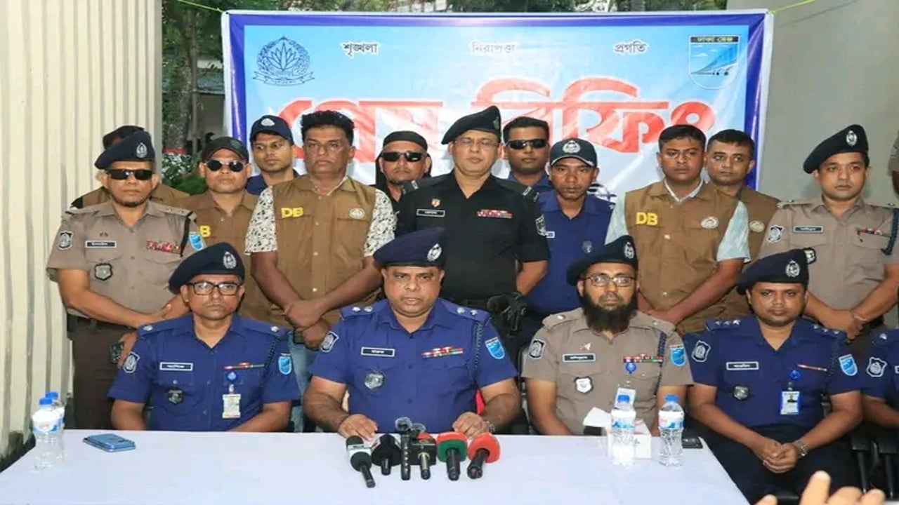রায়পুরায় অস্ত্র-গুলি ও ককটেল উদ্ধার
