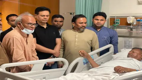 সড়ক দুর্ঘটনায় আহত প্রতিমন্ত্রী আবুল বারীকে দেখতে হাসপাতালে রিজভী