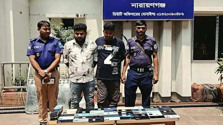 অর্ধশতাধিক চোরাই মোবাইলসহ দুইজন গ্রেপ্তার
