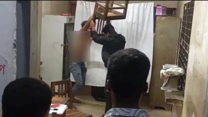 হাসপাতালে ঢুকে স্বেচ্ছাসেবক দল নেতাকে পেটালেন ছাত্রদল নেতা
