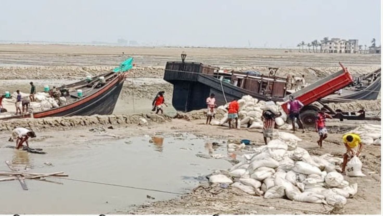 কুতুবদিয়ায় লবণ শ্রমিকদের হাড়ভাঙা খাটুনি, বেতন কম 