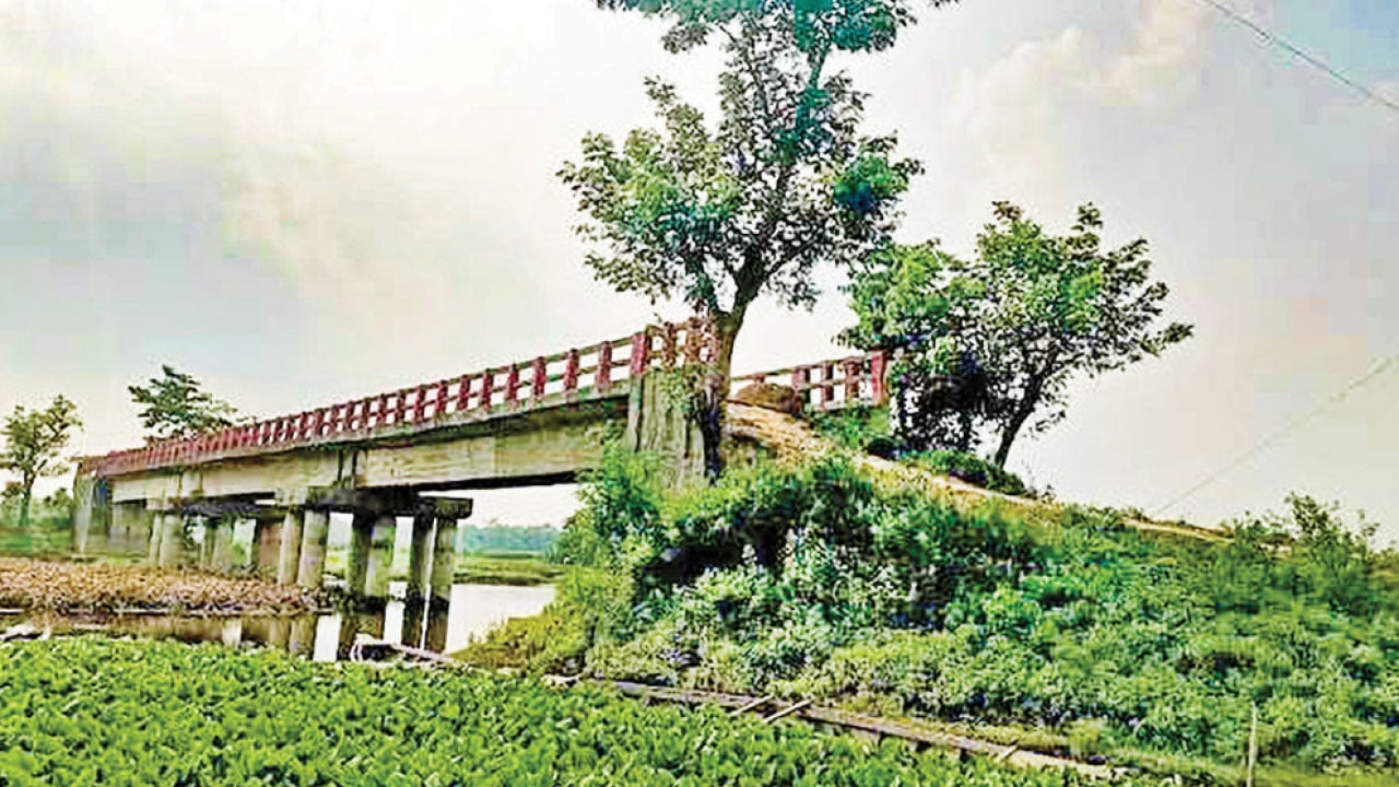 ২০ বছরেও শেষ হয়নি ডাকাতিয়া নদীর সেতুর কাজ