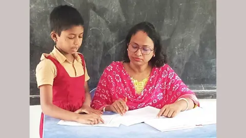পেশায় আলাদা পরিচয়ে গুণী শিক্ষক লাভলী রানী