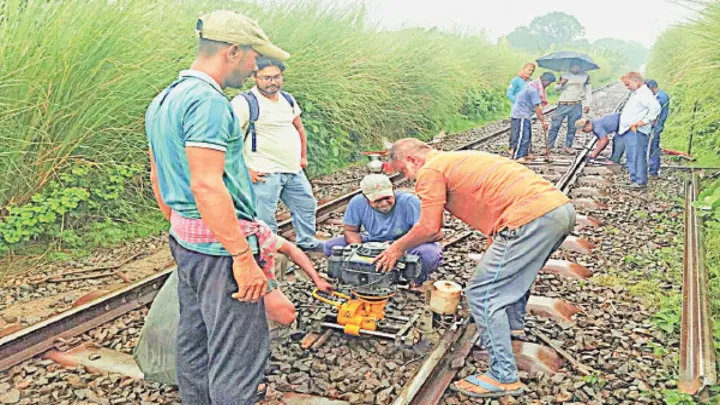লাল গামছায় থামে ট্রেন, ৬৪ বছরেও হয়নি স্থায়ী সংস্কার