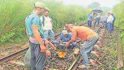 লাল গামছায় থামে ট্রেন, ৬৪ বছরেও হয়নি স্থায়ী সংস্কার