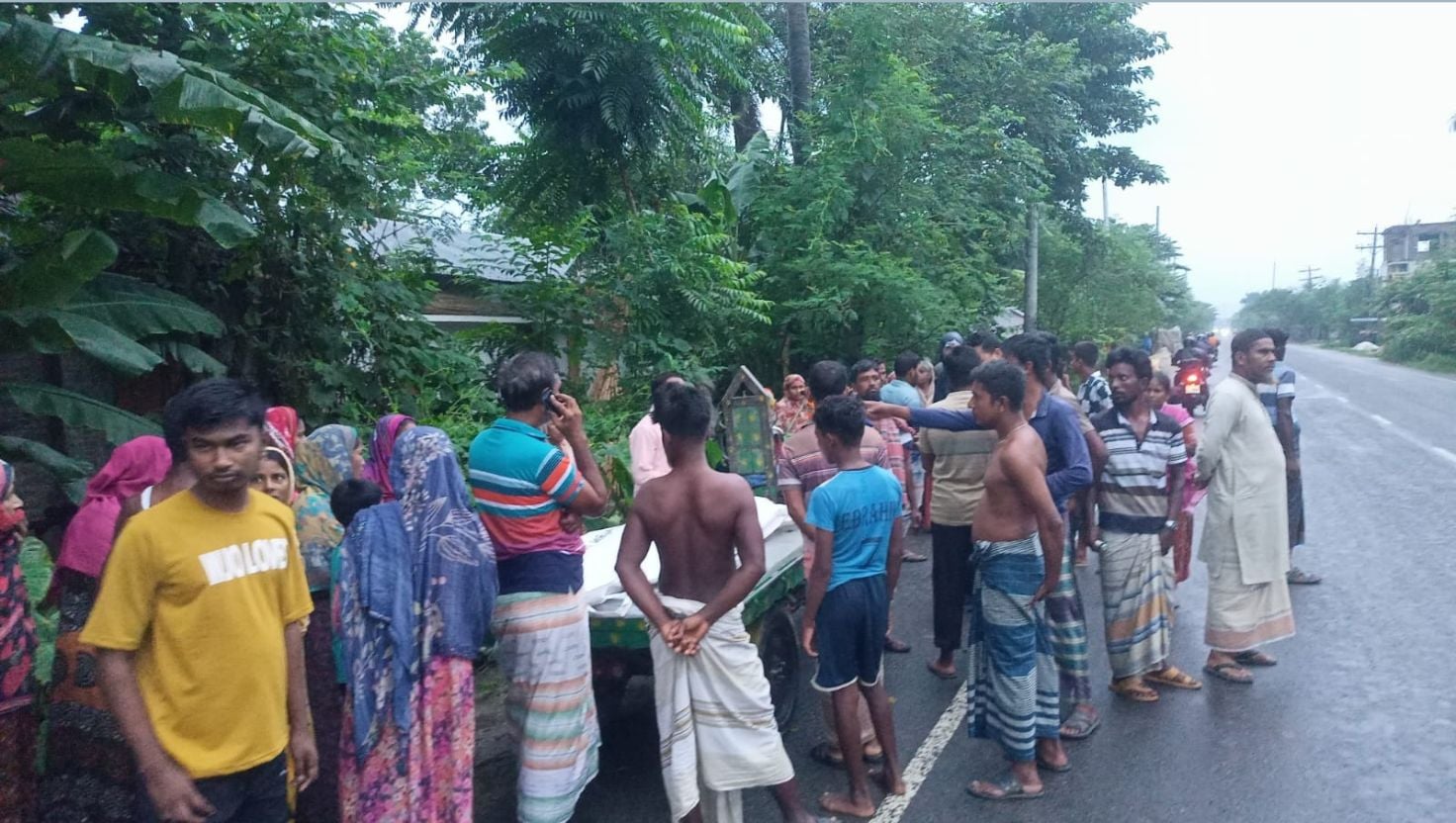 লালপুরে সড়ক দুর্ঘটনায় শ্রমিক নিহত, আহত ২