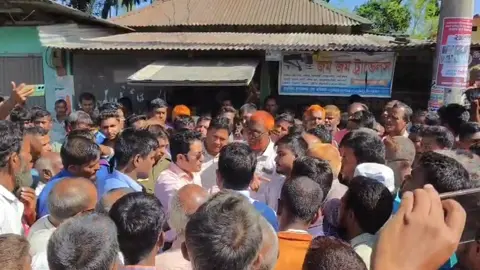 সারের দাবিতে মহাসড়ক অবরোধ করে বিক্ষোভ
