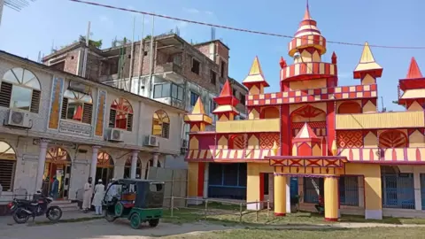 লালমনিরহাটে ধর্মীয় সম্প্রীতি: একই আঙিনায় মসজিদ-মন্দির