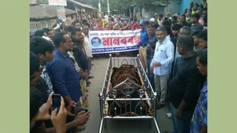 ফুলবাড়ীতে যুবককে পিটিয়ে হত্যা, লাশ নিয়ে মানববন্ধন 
