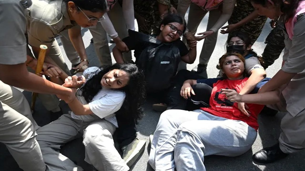 আন্দোলনকারীদের আটক করছে পুলিশ।                                        ছবি:  বিবিসি