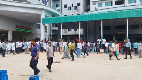 
শজিমেক হাসপাতালে সব ধরনের সেবা কার্যক্রম বন্ধ, কর্মবিরতিতে সমর্থন শিক্ষার্থীদের