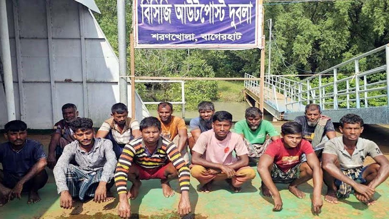 বঙ্গোপসাগরে ভাসমান দুই ট্রলারসহ ২৮ জেলে উদ্ধার 

