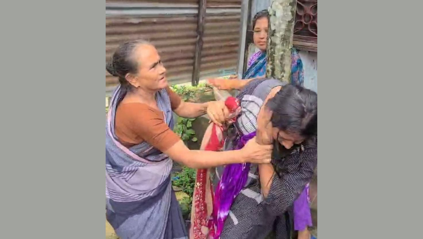 
চুরির অপবাদে তরুণীসহ তিন ভাই-বোনকে নির্যাতনের অভিযোগ