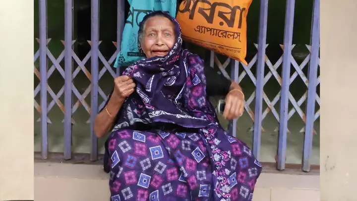 মায়ের ডাকে দরজা খোলেনি ছেলেরা, স্বামীর ভিটায় কুঁড়েঘর তৈরির আকুতি
