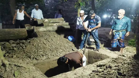 সম্পত্তির বিরোধে গোরস্থানে দাফনে বাধা, বাড়ির আঙিনায় দাফন
