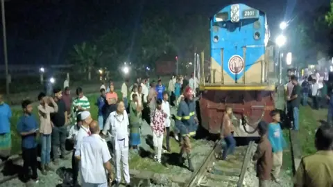 শায়েস্তাগঞ্জে জয়ন্তিকা ট্রেনের ইঞ্জিনে আগুন, যাত্রীদের দুর্ভোগ
