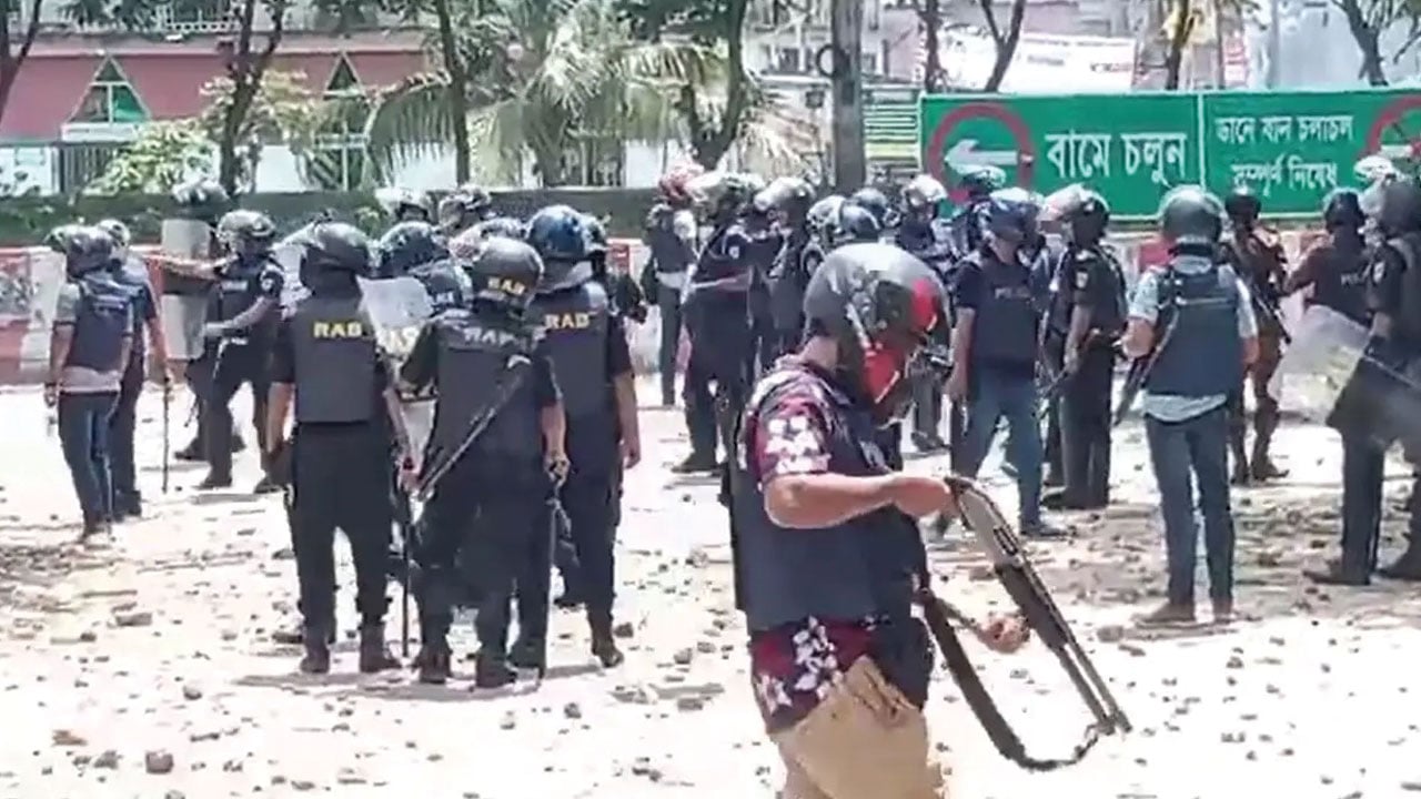 শিক্ষার্থীদের-গণমিছিলে-রণক্ষেত্র,-গুলিবিদ্ধসহ-আহত-দুই-শতাধিক