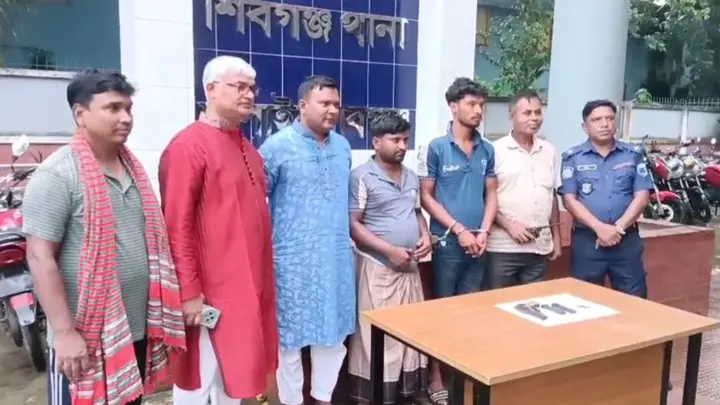 শিবগঞ্জে বিদেশি পিস্তল ও গুলিসহ আটক ২