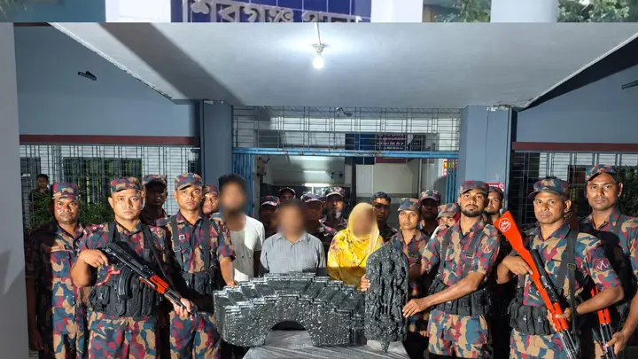 ভারতে পাচারের সময় ১ কোটি ৩৫ লাখ টাকা দামের কষ্টিপাথরের মূর্তি উদ্ধার, আটক ৩
