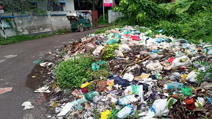শিবালয়ের আবাসিক এলাকার যত্রতত্র ময়লা
