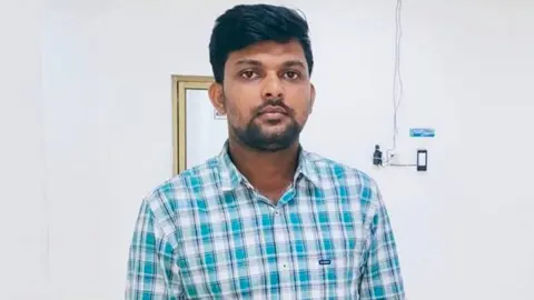 শ্যামনগরে বাসের চাকায় পিষ্ট হয়ে যুবক নিহত