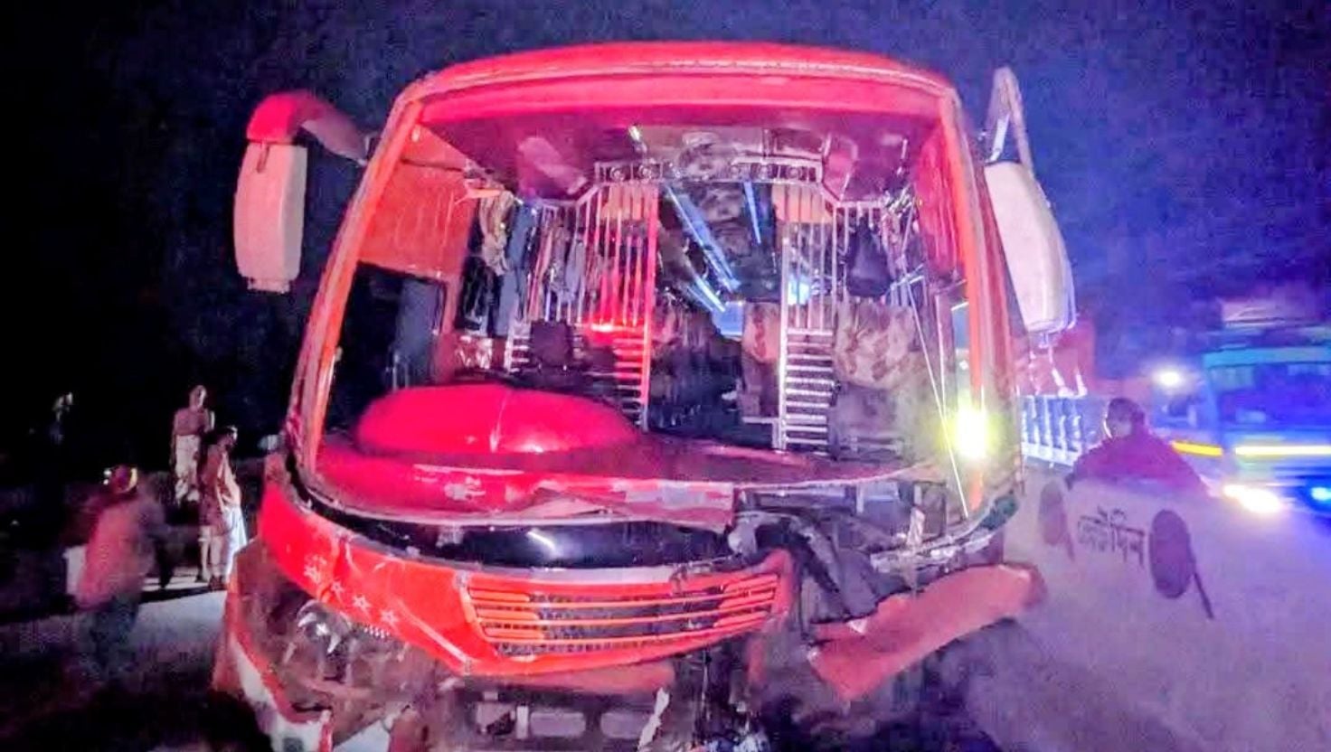শেরপুরে দাঁড়িয়ে থাকা ট্রাকে বাসের ধাক্কায় নিহত ২