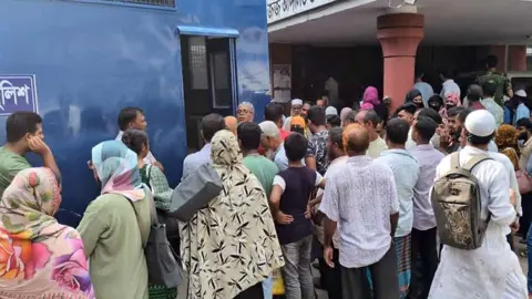 কালোবাজারে ১৪ কোটি টাকার সার বিক্রি: ১০ ডিলারসহ ১৫ জন কারাগারে