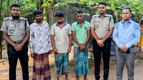 গাঁজা সেবনের অভিযোগে তিনজনকে কারাদণ্ড
