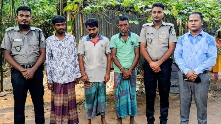 গাঁজা সেবনের অভিযোগে তিনজনকে কারাদণ্ড
