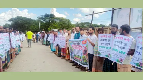 সুন্দরবনকে দস্যুমুক্ত করার দাবিতে শ্যামনগরে মানববন্ধন