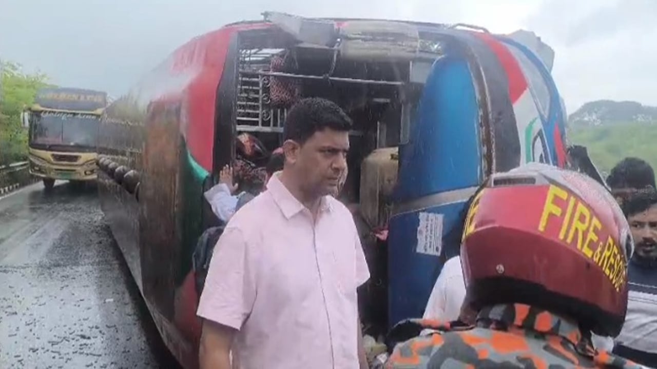 ঢাকা-মাওয়া এক্সপ্রেসওয়েত চলন্ত বাস উল্টে আহত ৭
