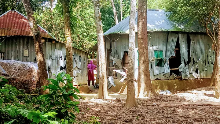 আধিপত্য বিস্তার নিয়ে সংঘর্ষে ৩০ বাড়ি ভাঙচুর, আহত ৫