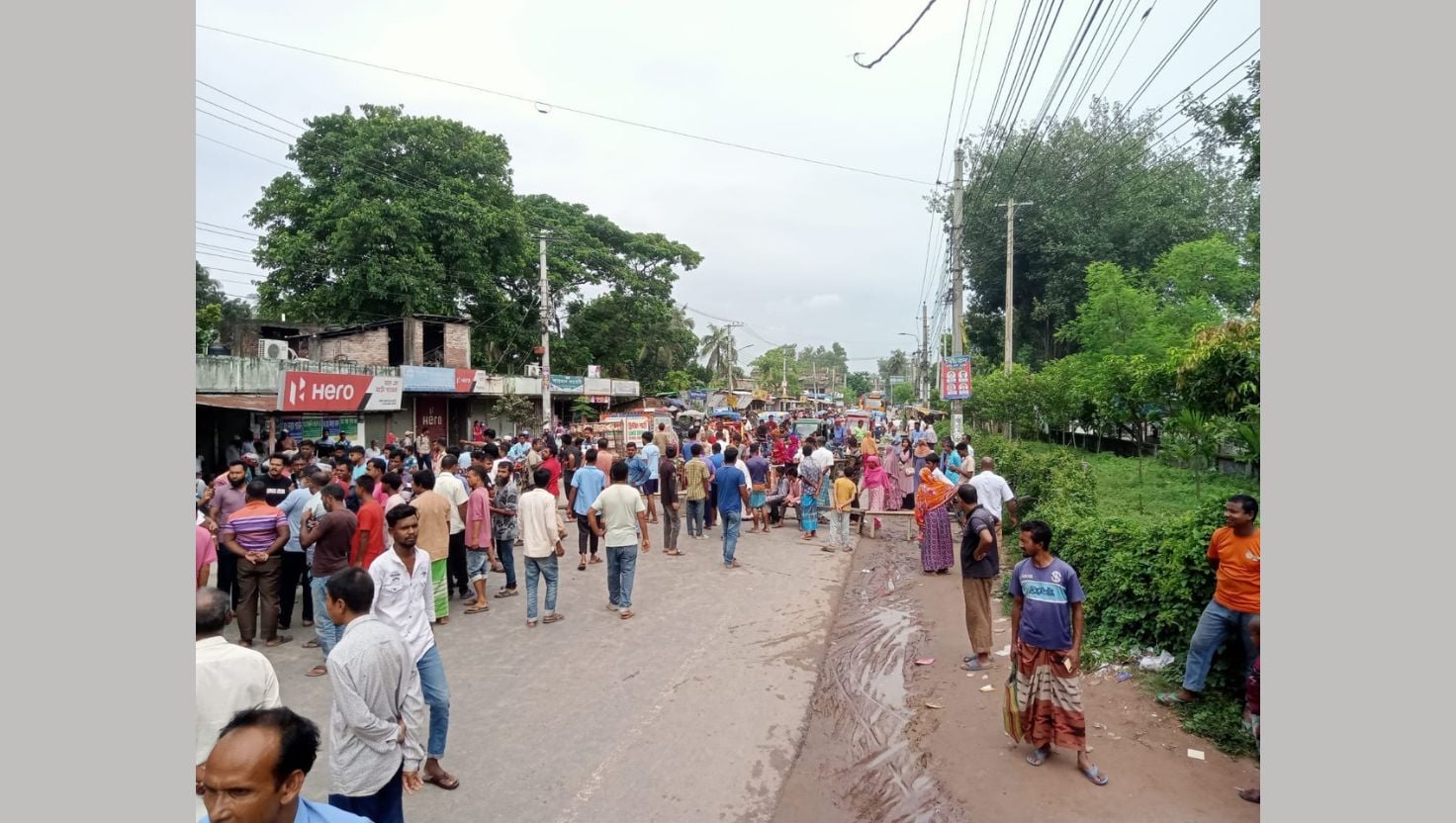  ফুলবাড়ীতে বাস চাপায় নিহত শিশু, প্রতিবাদে মহাসড়ক অবরোধ 