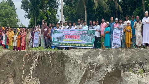 আড়িয়াল খাঁ নদে স্থায়ী বাঁধ নির্মাণের দাবিতে মানববন্ধন