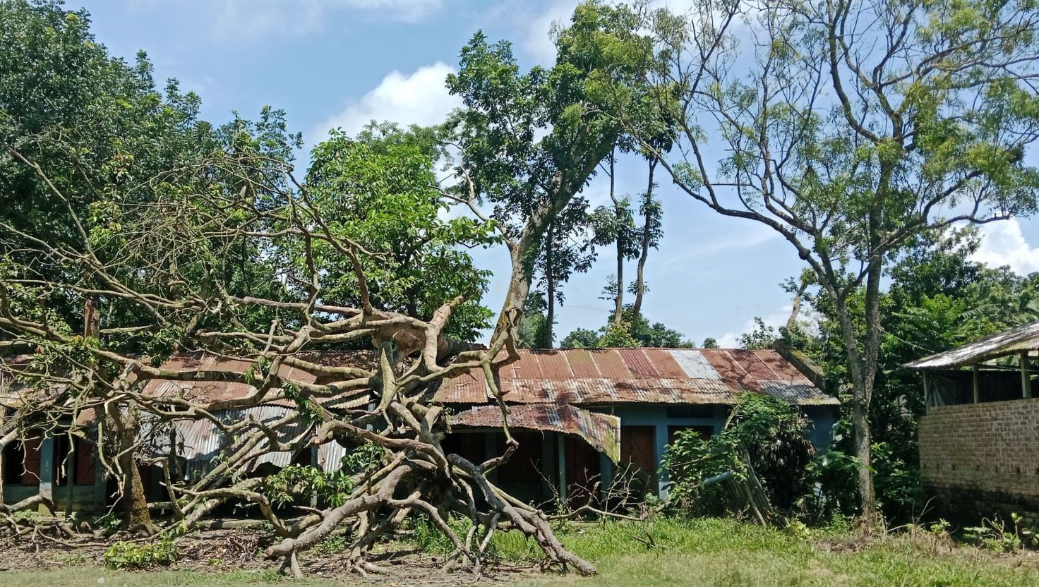 সদরপুরে  ঝড়ে বিধ্বস্ত স্কুল ঘর, ব্যাহত পাঠদান