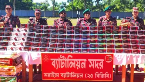 বিজিবির অভিযানে ১২ কোটি টাকার ভারতীয় মোবাইল ডিসপ্লে জব্দ

