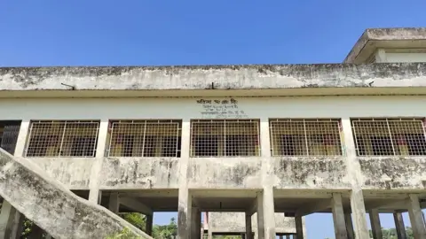 হাজিরা খাতায় স্বাক্ষর ৬ শিক্ষকের, সরজমিনে পাওয়া যায় ৩
