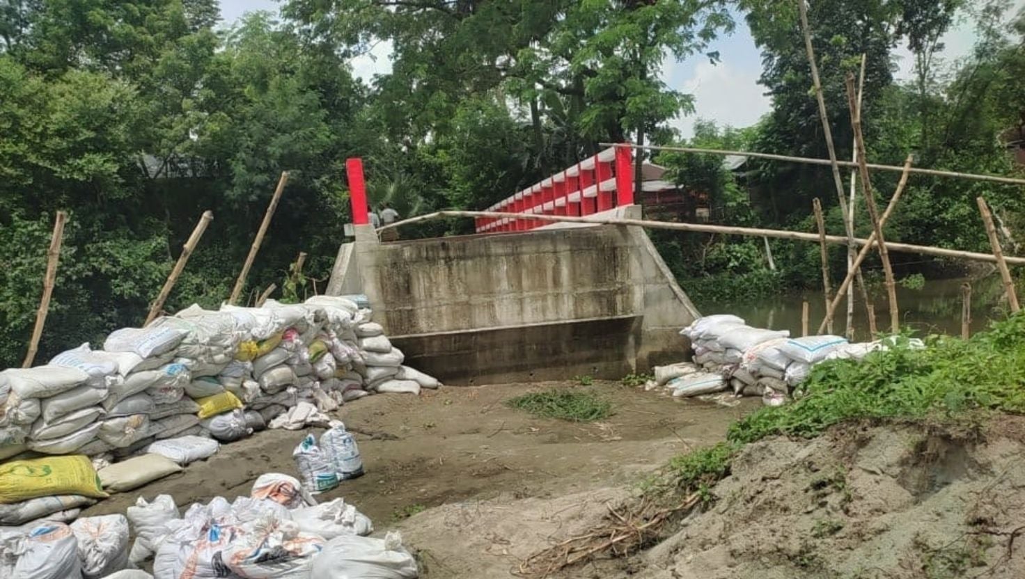কোটি টাকার ব্রিজ পার হতে হয় বাঁশের সাঁকো দিয়ে