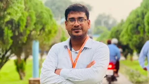 পুলিশের বিরুদ্ধে সাংবাদিকের মোবাইল কেড়ে নেওয়ার অভিযোগ
