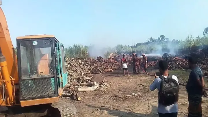 সাঘাটায় অবৈধ কয়লার কারখানা গুঁড়িয়ে দিল প্রশাসন