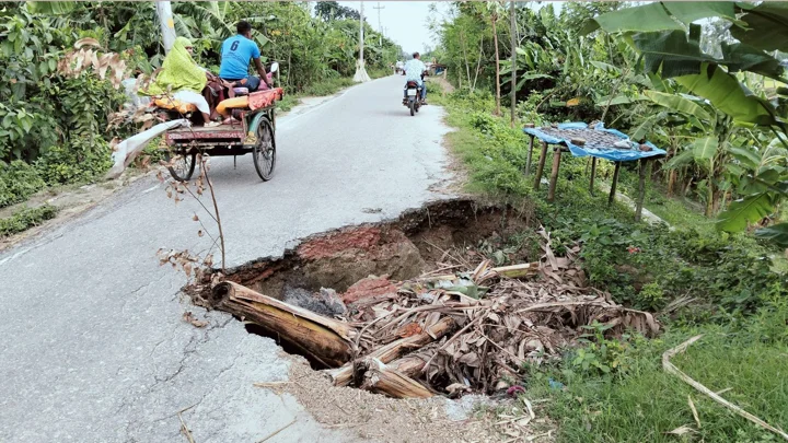 সাঘাটায় সড়কে ধস, যানবাহন চলাচল বন্ধের উপক্রম 
