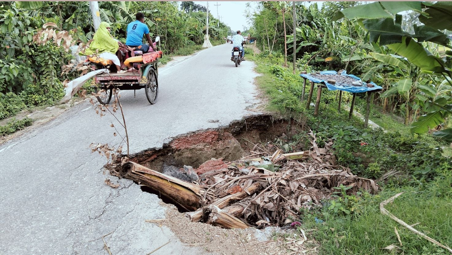 সাঘাটায় সড়কে ধস, যানবাহন চলাচল বন্ধের উপক্রম 