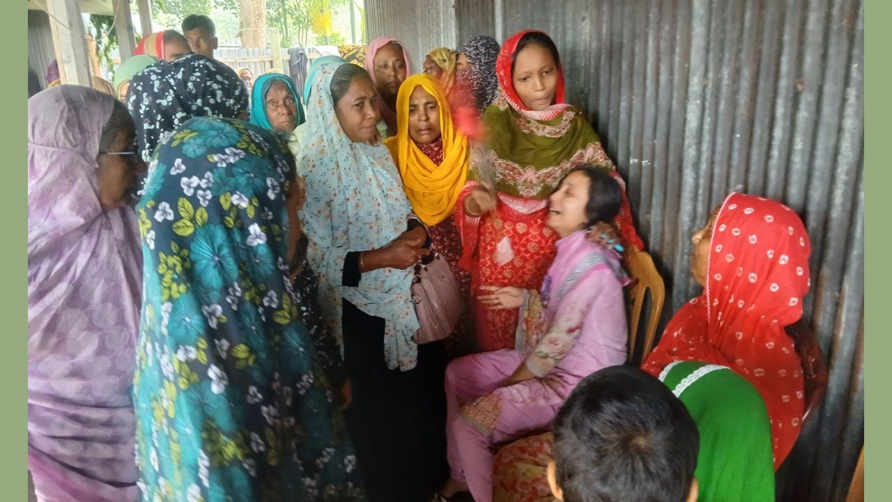 স্বজনদের আহাজারি। ছবি: আমার দেশ