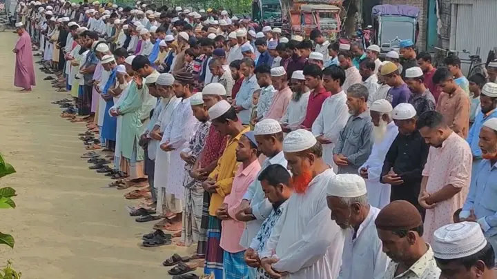 ময়মনসিংহে সড়ক দুর্ঘটনায় নিহত ৭ জনকে জামালপুরে পৃথক স্থানে দাফন