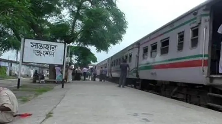 সান্তাহার বগি লাইনচ্যুত, রেল যোগাযোগ বন্ধ