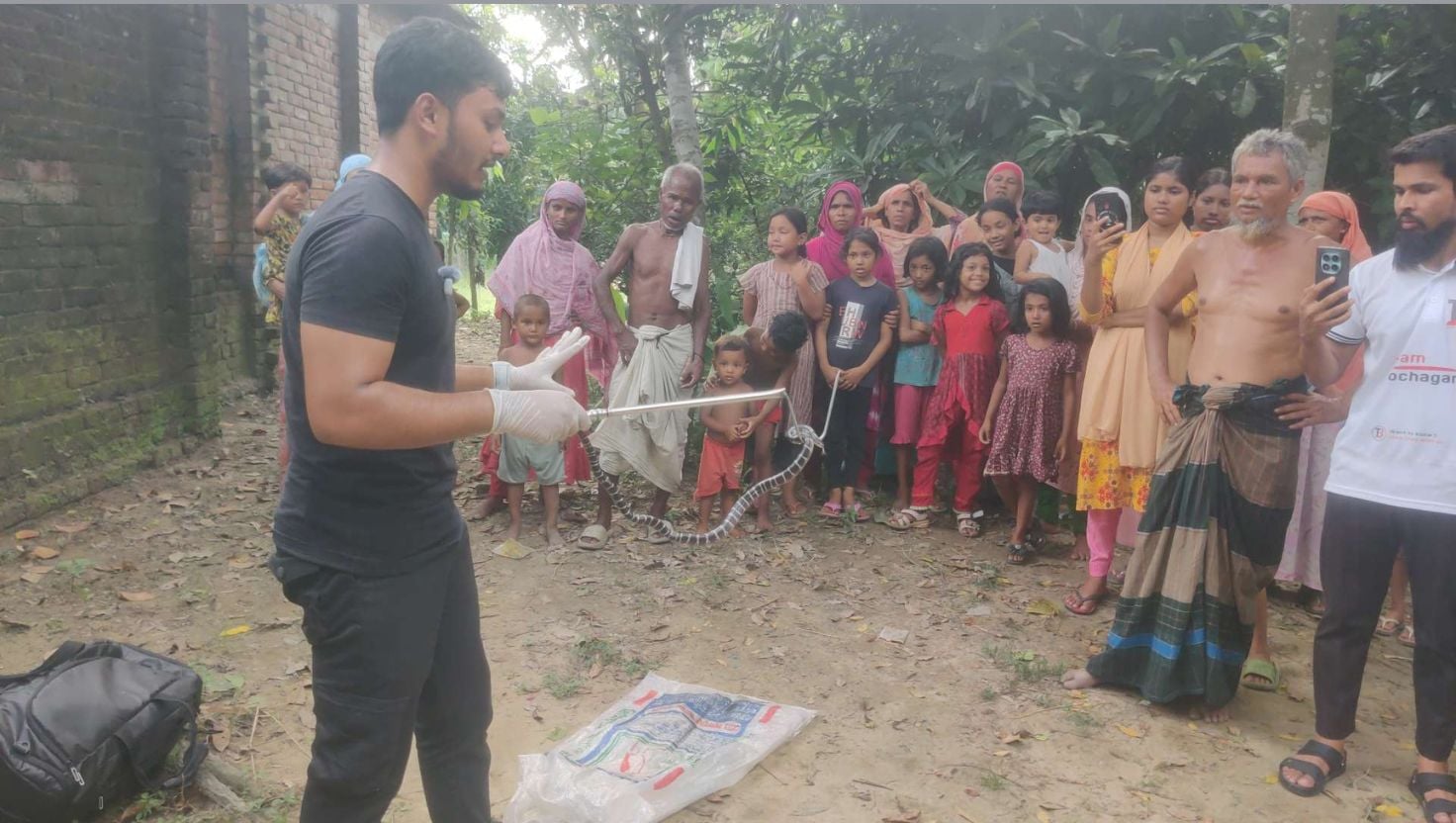 বোচাগঞ্জে শয়নকক্ষে বিষধর সাপ, বস্তাবন্দি করলেন যুবক