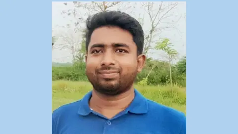 ঘুষের টাকাসহ হাতেনাতে সাব-রেজিস্ট্রার আটক