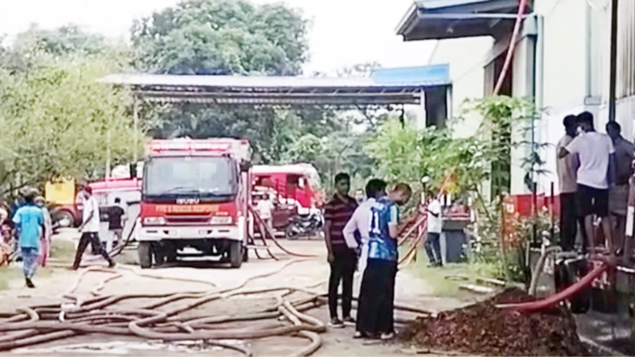 আশুলিয়ায় টোবাকোর গোডাউনে ভয়াবহ আগুন

