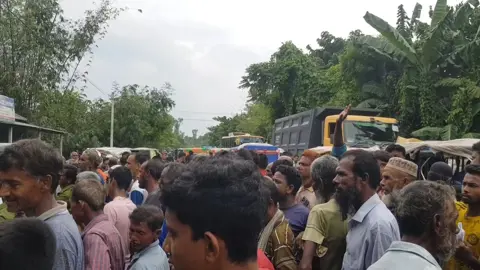 কুড়িগ্রামে সারের দাবিতে মহাসড়ক অবরোধ